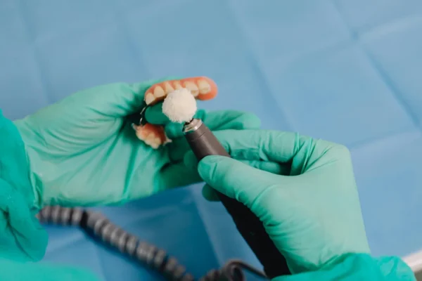 Comment enlever le tartre sur un dentier : 4 méthodes efficaces
