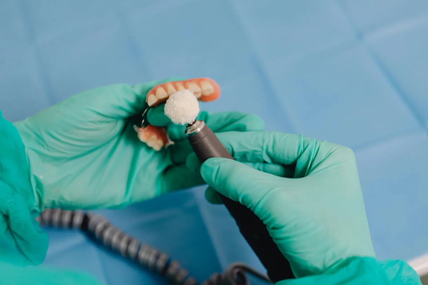 Comment enlever le tartre sur un dentier : 4 méthodes efficaces