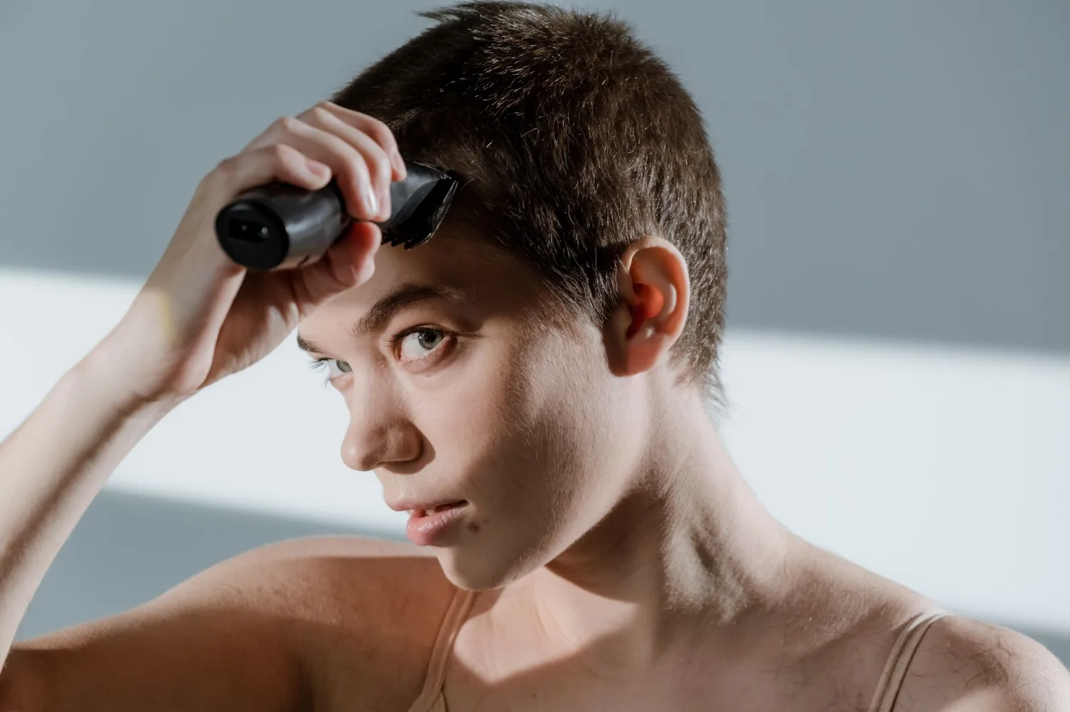 Buzz cut : la coupe courte qui s’assume à fond en 2026